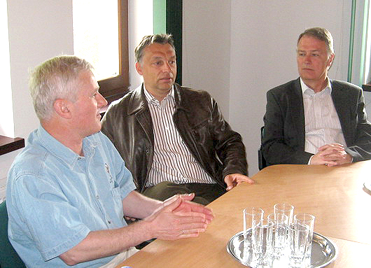 Michal Listkiewicz, (jobbról balra) Orbán Viktor és Berzi Sándor az új szakmai központ tárgyalójában (fotó:pfla.hu/Sz. Gy.)